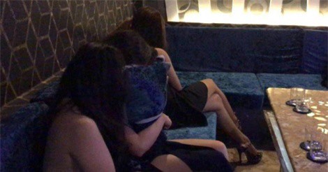 Tiếp viên nhà hàng múa khiêu dâm, sẵn sàng “đi khách” để tăng thu nhập