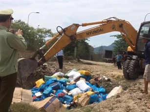 Tiêu hủy hàng trăm loại hàng hóa không rõ nguồn gốc tại Phú Yên
