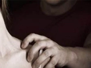 Vợ đi nước ngoài, cha dượng nhiều lần giao cấu với con riêng