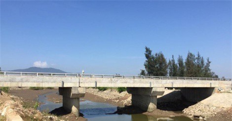 Cầu xây xong đã lâu vẫn không có... đường đấu nối
