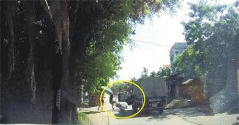 Clip: Mở cửa xe không quan sát, tài xế ôtô khiến nam thanh niên ngã “sấp mặt”