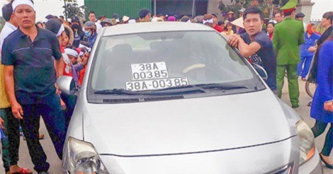 Giáng cấp bậc một công an đi xe biển giả trong vụ tai nạn chết người