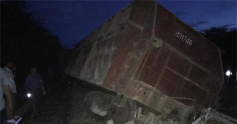 Nghệ An: Tàu hỏa trật bánh khỏi đường ray, toa tàu tông gãy cột đèn, lật nghiêng