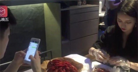 Nhân viên bóc vỏ tôm lương nhận ngang giám đốc, 35 triệu đồng/tháng