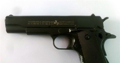 Tạm giữ 2 thanh niên nghi sử dụng súng bắn vào xe chở học sinh ở Gia Lai