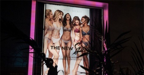 Victoria’s Secret làm ăn tụt dốc vì lối quảng cáo từ thập niên 90