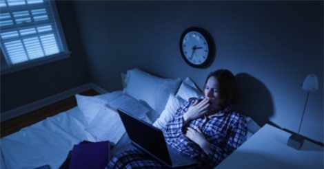 6 điều nên tránh làm vào buổi tối để hạn chế tăng cân