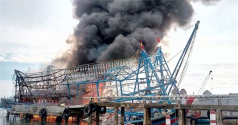 Cháy tàu cá vỏ thép 13,6 tỷ đồng