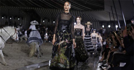 Christian Dior mang sàn diễn thời trang cao cấp vào... chuồng ngựa