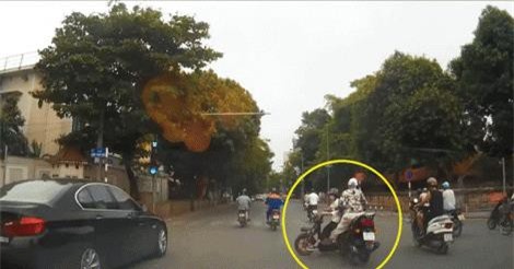 Clip: Điều khiển xe máy điện vượt đèn đỏ, nữ sinh nhận “quả đắng”