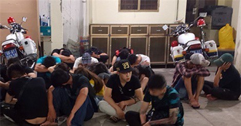 Dân chơi vứt ma tuý, giấu hung khí khi cảnh sát ập vào quán bar