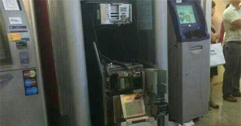 Du khách nước ngoài tháo trộm trụ ATM ở Nha Trang