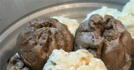 Hàng vỉa hè bán bánh bao đắt ngang bát phở ở Hà Nội