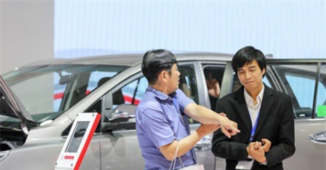 Khách Việt mông lung đợi ôtô giảm giá