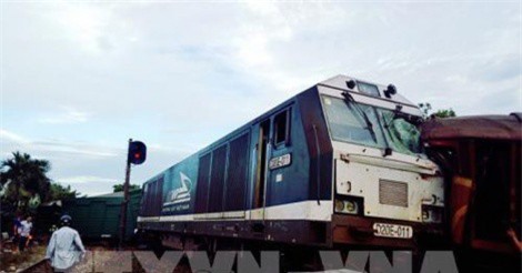 Làm rõ nguyên nhân 2 tàu hàng đâm nhau tại ga Núi Thành