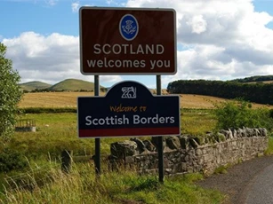 Nhiều giúp việc bỏ chạy khỏi ngôi nhà ma ám ở Scotland