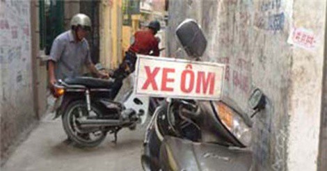 Nữ khách dùng dây cáp siết cổ tài xế xe ôm cướp tài sản