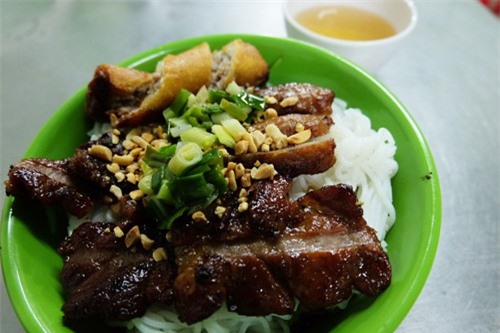 Quán bún thịt nướng cô Ba chuẩn vị Sài Gòn