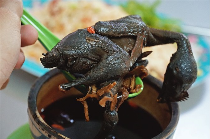 Quán gà ác tiềm thuốc Bắc gốc Quảng Đông ba đời ở Sài Gòn