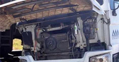 Tàu hàng đâm xe bồn, đường sắt tê liệt hơn một giờ