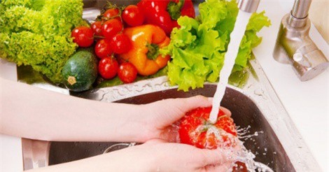 Việc rửa thực phẩm có thể là nguyên nhân gây ngộ độc