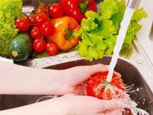 Việc rửa thực phẩm có thể là nguyên nhân gây ngộ độc