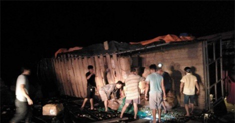 Xe khách đâm vách núi trong đêm, nhiều người bị thương