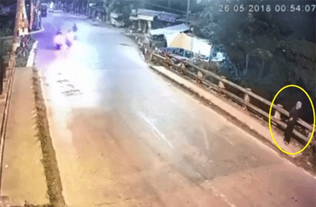 Clip: Chạy xe với “tốc độ bàn thờ”, nam thanh niên tông bà cụ tử vong ở Đồng Tháp