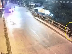 Clip: Chạy xe với “tốc độ bàn thờ”, nam thanh niên tông bà cụ tử vong ở Đồng Tháp