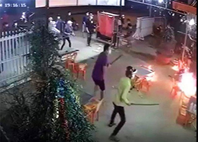 Đánh nhau vì ghẹo gái trong quán nhậu, 5 người thương vong