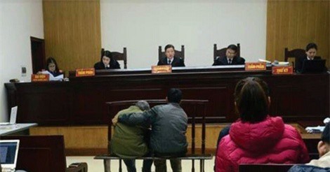 Đôi tay người cha, nước mắt người mẹ và chặng đường dài đi đòi công lý