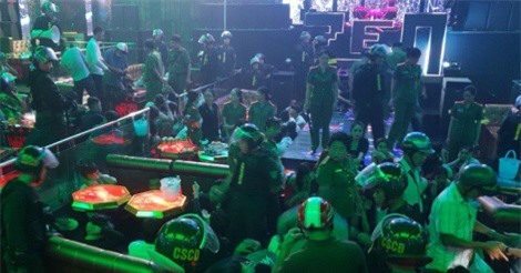 Đột kích quán bar lúc rạng sáng, phát hiện nhiều hung khí "nóng"