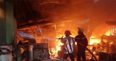 Nhà xưởng 2 công ty cháy dữ dội lúc sáng sớm