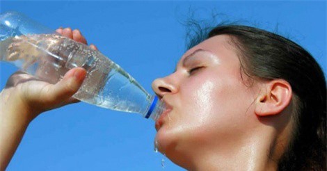 Tác hại đáng sợ của việc uống nước lạnh sau khi đi nắng về