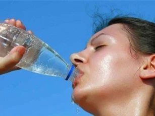 Tác hại đáng sợ của việc uống nước lạnh sau khi đi nắng về