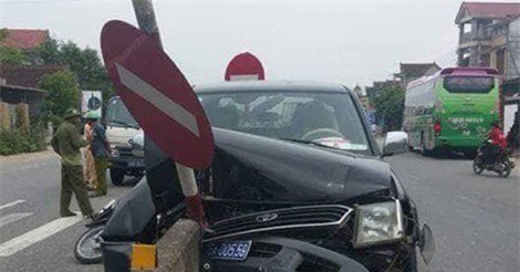 Xe biển xanh tông 2 xe máy, 2 người nhập viện