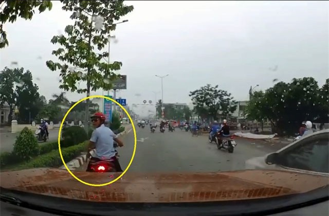 Clip: “Nóng mắt” trước cảnh nam thanh niên điều khiển xe máy khiêu khích tài xế ôtô