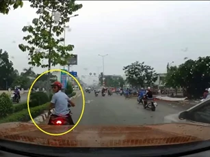 Clip: “Nóng mắt” trước cảnh nam thanh niên điều khiển xe máy khiêu khích tài xế ôtô