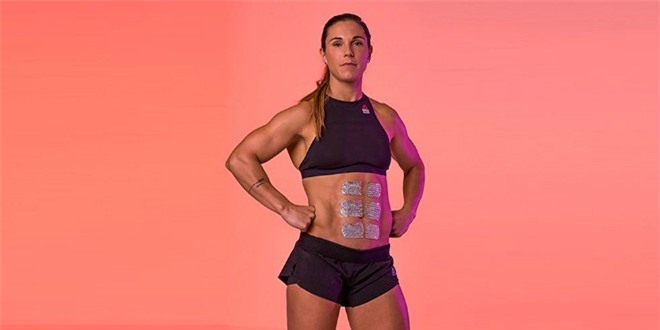 Cô gái gắn hàng trăm viên kim cương lên bụng 6 múi