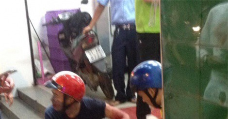 Hai người dân bị đâm trọng thương khi truy đuổi cướp tại TP.HCM