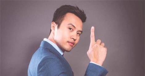 Hé lộ bất ngờ: Sau bán hoa, Shark Khoa tính đi làm… nail!