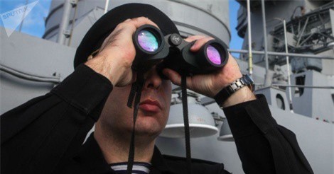 Ba chiến hạm Nga kéo tới cầu Crimea