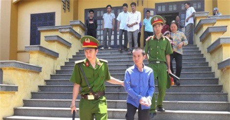 Bé gái 12 tuổi ở nhà một mình bị "quan xã" giở trò đồi bại