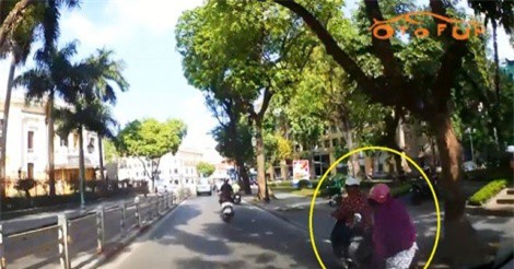 Clip: Nữ "ninja" suýt bị ôtô cán chết sau khi va chạm với "đồng đội"