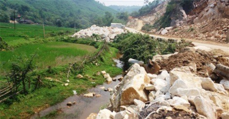 Đi tìm bò trên núi, 2 mẹ con bị đá rơi trúng người tử vong