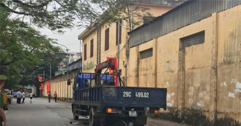 Hà Nội: Một thai phụ rớt con ra ngoài sau khi bị xe tải cuốn