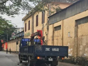 Hà Nội: Một thai phụ rớt con ra ngoài sau khi bị xe tải cuốn