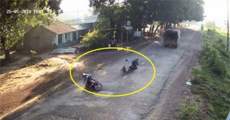 Clip: Nam thanh niên gây tai nạn nghiêm trọng khi chạy xe ngược chiều với tốc độ cao