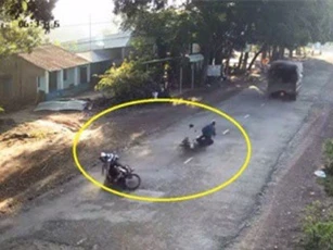 Clip: Nam thanh niên gây tai nạn nghiêm trọng khi chạy xe ngược chiều với tốc độ cao
