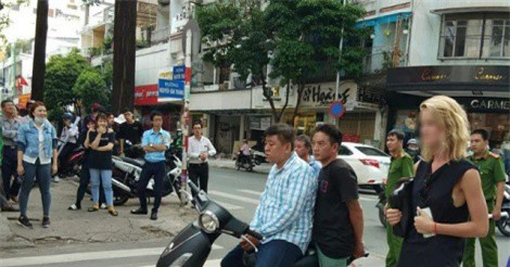 Dân hỗ trợ vây bắt đối tượng giật giỏ xách của nữ du khách Canada